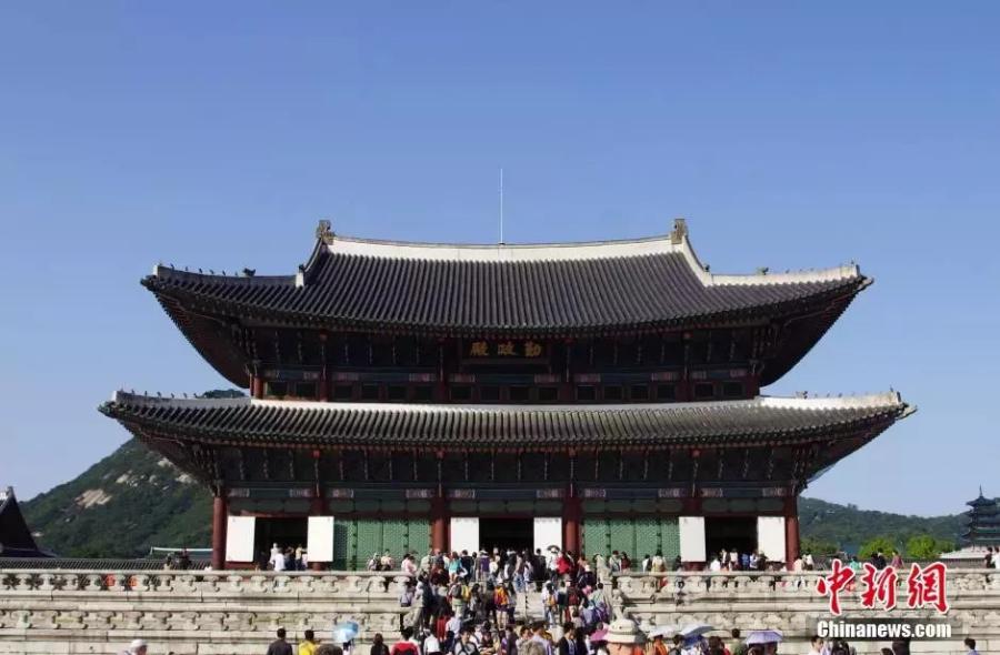 File photo shows the Gyeongbokgung Palace in Seoul, South Korea. Gyeongbokgung was the main royal palace of the Joseon dynasty. Built in 1395, it is located in northern Seoul.  (Photo/China News Service)