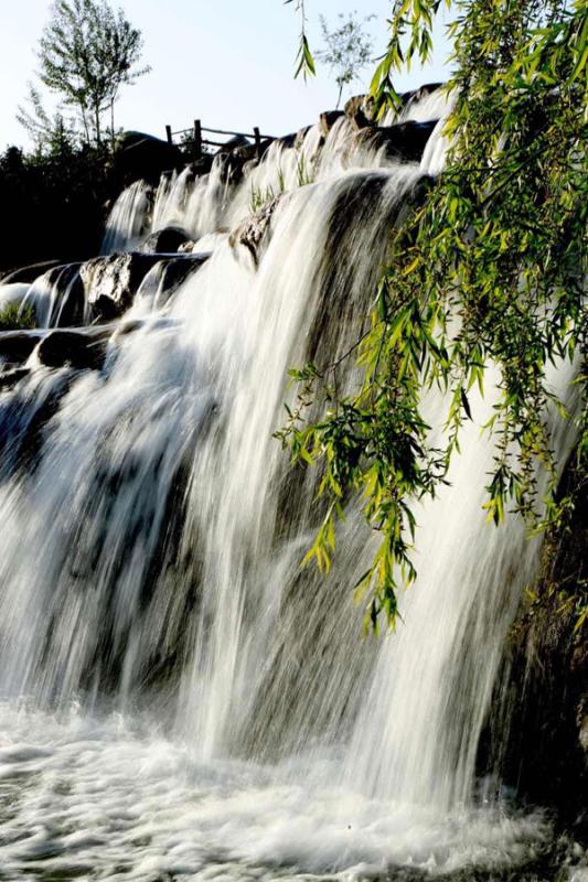The waterfall in the Lushuiwan scenic area of Zhangye city, Northwest China\'s Gansu Province, is seen May 13, 2019.  (Photo by Chen Li for chinadaily.com.cn)