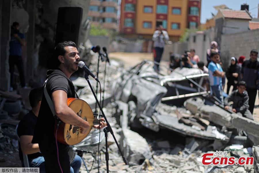 A Palestinian singer performs during a musical event calling to boycott the Eurovision Song Contest hosted by Israel, on the rubble of a building that was recently destroyed by Israeli air strikes, in Gaza City May 14, 2019.  (Photo/Agencies)
