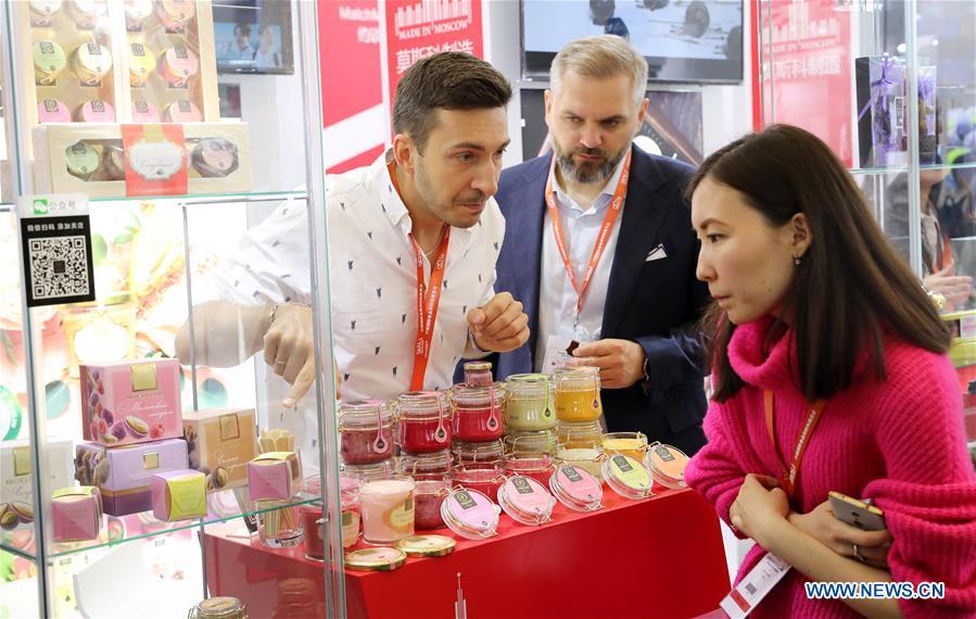 A Russian exhibitor (L) introduces jam products to a visitor during the 20th SIAL China in Shanghai, east China, May 14, 2019. The 20th SIAL China, an international food and beverage exhibition, kicked off at Shanghai New International Expo Center on Tuesday. The exhibition has attracted nearly 4,300 exhibitors from different countries and regions . (Xinhua/Fang Zhe)