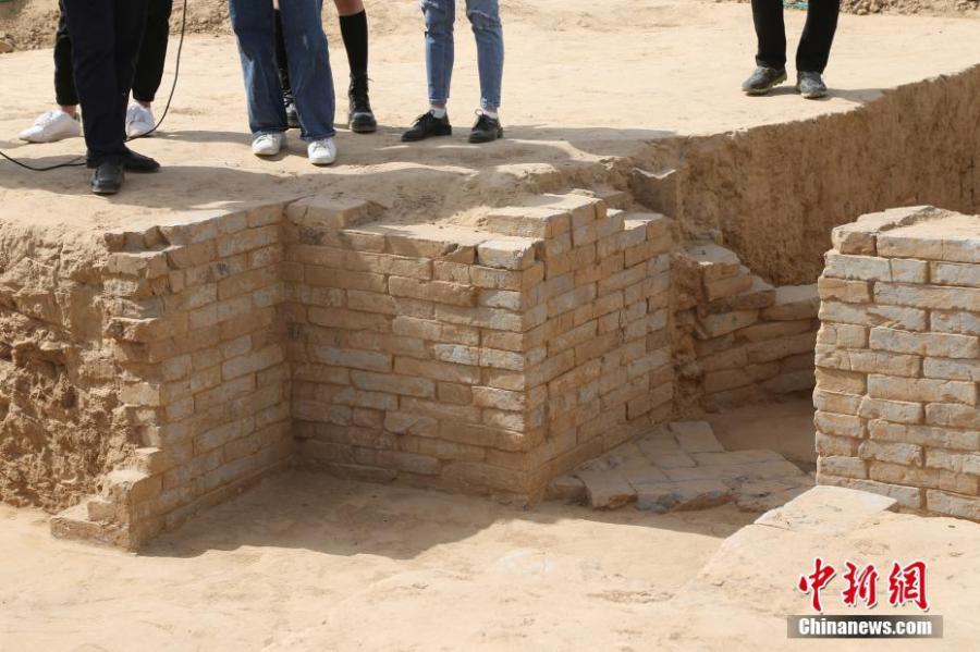 The Cultural Relics Exploration and Management Office in Zhengzhou City, Henan Province has announced the discovery of 160 toms of the Han Dynasty (206 BC?220 AD) built in different styles, such as with a flat or caved top. (Photo: China News Service/VCG)