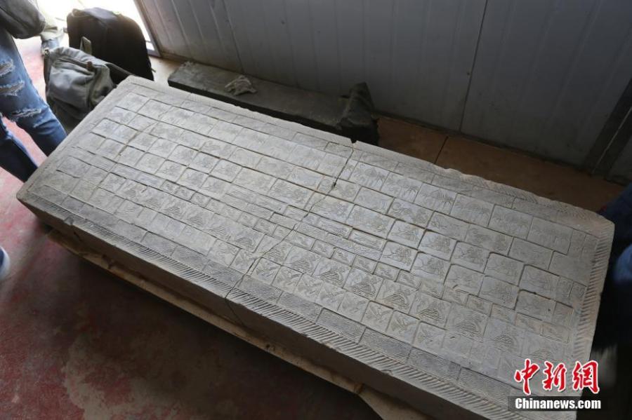 The Cultural Relics Exploration and Management Office in Zhengzhou City, Henan Province has announced the discovery of 160 toms of the Han Dynasty (206 BC?220 AD) built in different styles, such as with a flat or caved top. (Photo: China News Service/VCG)