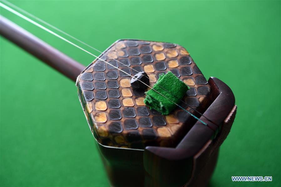 Photo taken on May 13, 2019 shows the vibrating skin of an Erhu in Lanzhou, northwest China\'s Gansu Province. Erhu, sometimes known as the Chinese violin or Chinese two-stringed fiddle, is a Chinese traditional two-stringed bowed musical instrument. It is used as a solo instrument as well as in small ensembles and large orchestras. Erhu, traced back to ancient Chinese Tang dynasty (618-907), is now used in both traditional and contemporary music arrangements, such as in pop, rock and jazz. The famous solo pieces include Er Quan Ying Yue (Two Springs Reflecting the Moon) by Abing and Sai Ma (Horse Race) by Huang Haihuai. (Xinhua/Fan Peishen)