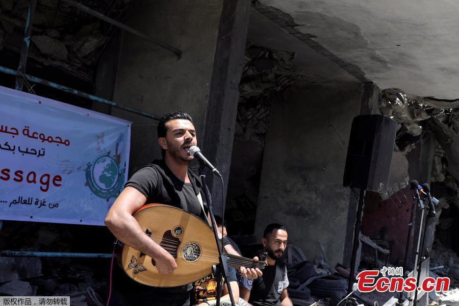 A Palestinian singer performs during a musical event calling to boycott the Eurovision Song Contest hosted by Israel, on the rubble of a building that was recently destroyed by Israeli air strikes, in Gaza City May 14, 2019. (Photo/Agencies)