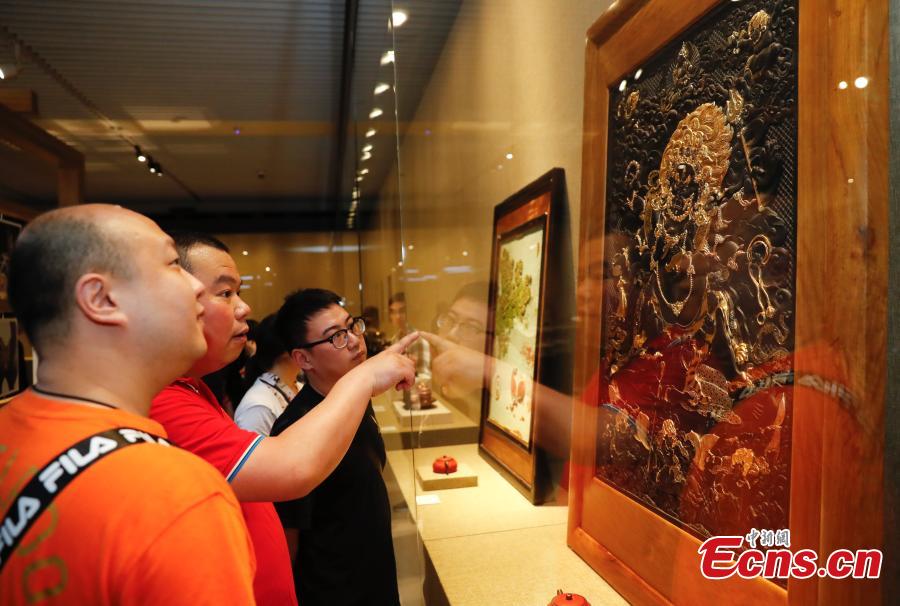 Photo taken on May 16, 2019 shows an exhibition of intangible cultural heritages from Asia at the National Library of China in Beijing as part of the ongoing Conference on Dialogue of Asian Civilizations. More than 60 craftsmen from 13 Asian countries and regions are displaying traditional works such as puppets from Sri Lanka, Persian carpets from Iran and costumes from the Philippines. (Photo: China News Service/Du Yang)