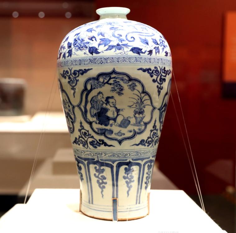 Yuan Dynasty (1271-1368) blueand-white ceramic vase used to display plum blossoms, Hubei Provincial Museum. (Photo provided to China Daily) 
From seventh-century BC bird-shaped pottery from Armenia to a Western Han Dynasty (206 BC-AD 24) gold-covered lamp, each item is testimony to the power of cross-border communication and cultural sharing.

One of the exhibits is a late Qing Dynasty (1644-1911) kamcheng, a covered porcelain container, from the Asian Civilisations Museum in Singapore. Kennie Ting, director of the museum, told China Daily that it was a perfect example of how Chinese migrants mixed with indigenous populations to form the unique Baba-Nyonya culture long ago.

\