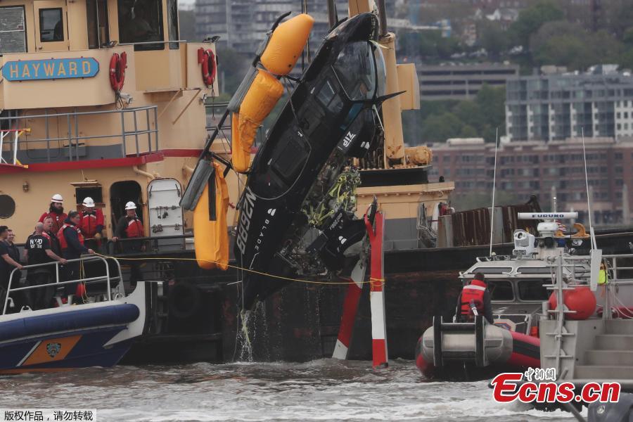 A helicopter is loaded, by crane, onto a barge after it crashed into the Hudson River on May 15, 2019 in New York.  A helicopter crashed into the Hudson River on May 15 afternoon shortly after taking off from a Manhattan heliport, authorities said. The pilot, identified as Eric Morales, was rescued by a passing NY Waterway ferry a short time later.(Photo/Agencies)