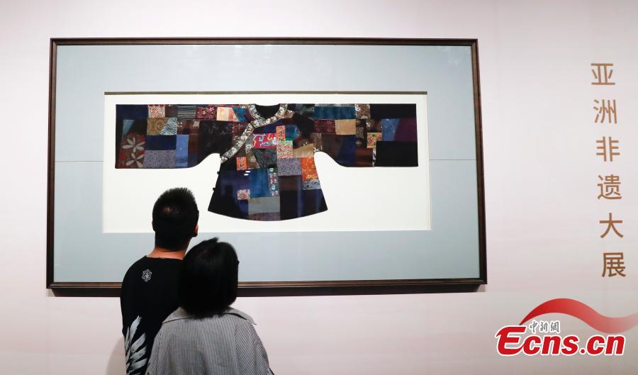Photo taken on May 16, 2019 shows an exhibition of intangible cultural heritages from Asia at the National Library of China in Beijing as part of the ongoing Conference on Dialogue of Asian Civilizations. More than 60 craftsmen from 13 Asian countries and regions are displaying traditional works such as puppets from Sri Lanka, Persian carpets from Iran and costumes from the Philippines. (Photo: China News Service/Du Yang)