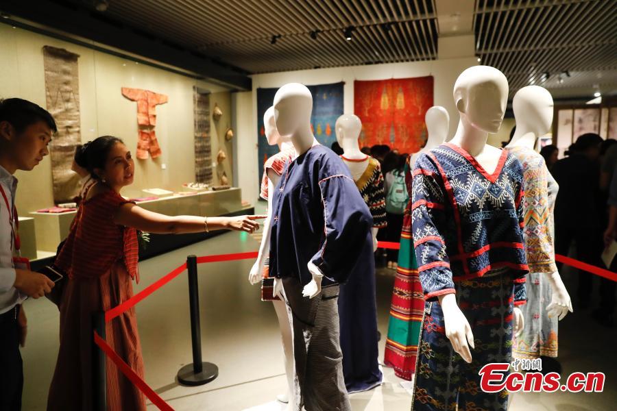 Photo taken on May 16, 2019 shows an exhibition of intangible cultural heritages from Asia at the National Library of China in Beijing as part of the ongoing Conference on Dialogue of Asian Civilizations. More than 60 craftsmen from 13 Asian countries and regions are displaying traditional works such as puppets from Sri Lanka, Persian carpets from Iran and costumes from the Philippines. (Photo: China News Service/Du Yang)