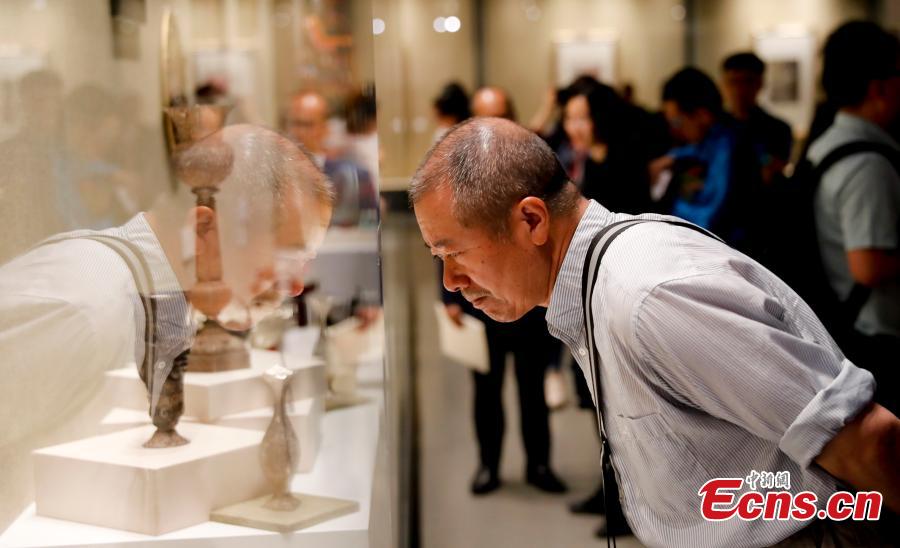 Photo taken on May 16, 2019 shows an exhibition of intangible cultural heritages from Asia at the National Library of China in Beijing as part of the ongoing Conference on Dialogue of Asian Civilizations. More than 60 craftsmen from 13 Asian countries and regions are displaying traditional works such as puppets from Sri Lanka, Persian carpets from Iran and costumes from the Philippines. (Photo: China News Service/Du Yang)