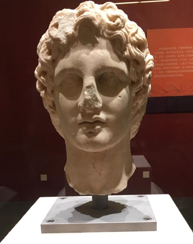 Marble bust of Alexander the Great, one of many such artifacts made by artists during the Macedonian\'s expansion to West and South Asia, New Acropolis Museum.(Photo provided to China Daily)