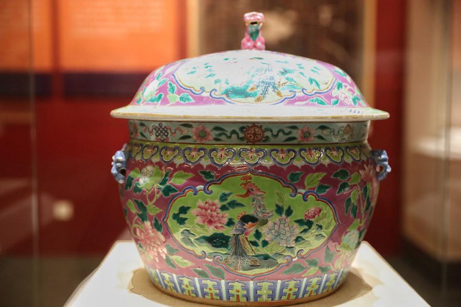 Ceramic kamcheng container ordered from China during the Qing Dynasty (1644-1911), Asian Civilisations Museum, Singapore.(Photo provided to China Daily) 

\
