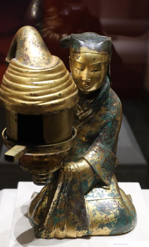 Changxin Gongdeng, a goldbronze lamp in shape of maid, once owned by the royal family during the Western Han Dynasty (206 BC-AD 24), Hebei Museum. (Photo provided to China Daily)