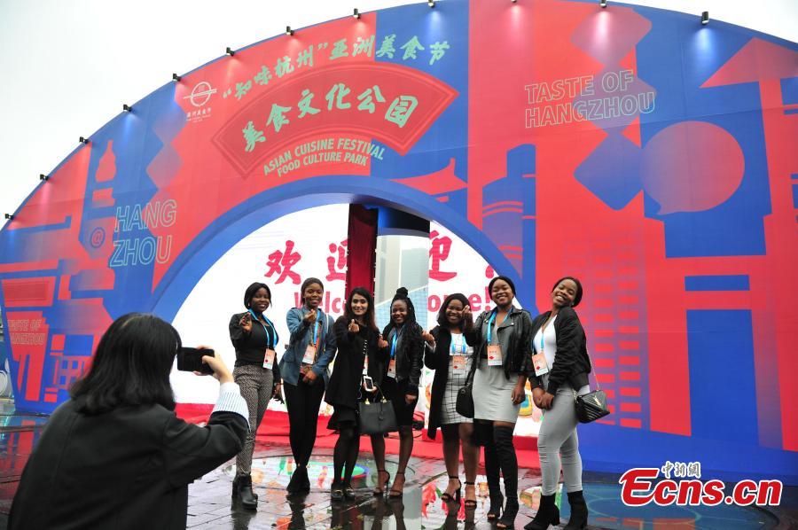 Foreign students visit the Asian Cuisine Festival - Taste of Hangzhou in Hangzhou City, Zhejiang Province, May 15, 2019. Several cities in China have hosted the Asian Cuisine Festival as part of celebrations for the Conference on Dialogue of Asian Civilizations held in Beijing this week. (Photo: China News Service/Zhang Yin)