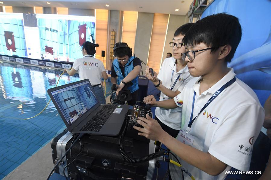 An underwater robot of National University of Defense Technology from China succeeds to trigger an information source during the World Intelligence Underwater Robots Challenge held in north China\'s Tianjin, May 15, 2019. The World Intelligence Underwater Robots Challenge opened here on Wednesday, attracting 13 teams from China, the United States, Japan and Australia. The competition, with the theme \