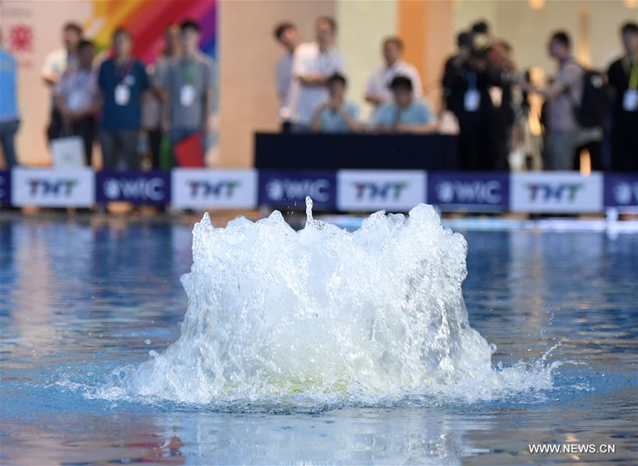An underwater robot of National University of Defense Technology from China succeeds to trigger an information source during the World Intelligence Underwater Robots Challenge held in north China\'s Tianjin, May 15, 2019. The World Intelligence Underwater Robots Challenge opened here on Wednesday, attracting 13 teams from China, the United States, Japan and Australia. The competition, with the theme \