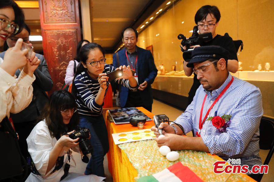 Photo taken on May 16, 2019 shows an exhibition of intangible cultural heritages from Asia at the National Library of China in Beijing as part of the ongoing Conference on Dialogue of Asian Civilizations. More than 60 craftsmen from 13 Asian countries and regions are displaying traditional works such as puppets from Sri Lanka, Persian carpets from Iran and costumes from the Philippines. (Photo: China News Service/Du Yang)