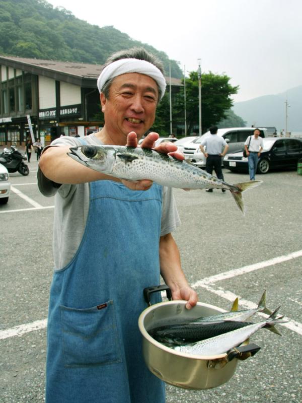 A fisherman poses with a fish he caught in Hokkaido, Japan.  (Photo provided to China Daily)
The Gourmet Rhapsody, a photo exhibition by photographer and Hangzhou local, Chen Yanfei, is also being held alongside these events.

Chen, a fashion and gourmet photographer, is featured for her pictures of miniature plastic figures in the world of food. Through the sharp and vivid colors, it is hoped that the viewers\' appetite will be aroused, while indulging their childlike playfulness.

All of these events are part of the larger ongoing Taste of Hangzhou Asian Cuisine Festival, held in the city from May 15 to 22. The event, which has been staged to support the Conference on Dialogue of Asian Civilizations, is aimed at promoting cultural and culinary exchanges, as well as showcasing the unique charms of Hangzhou.