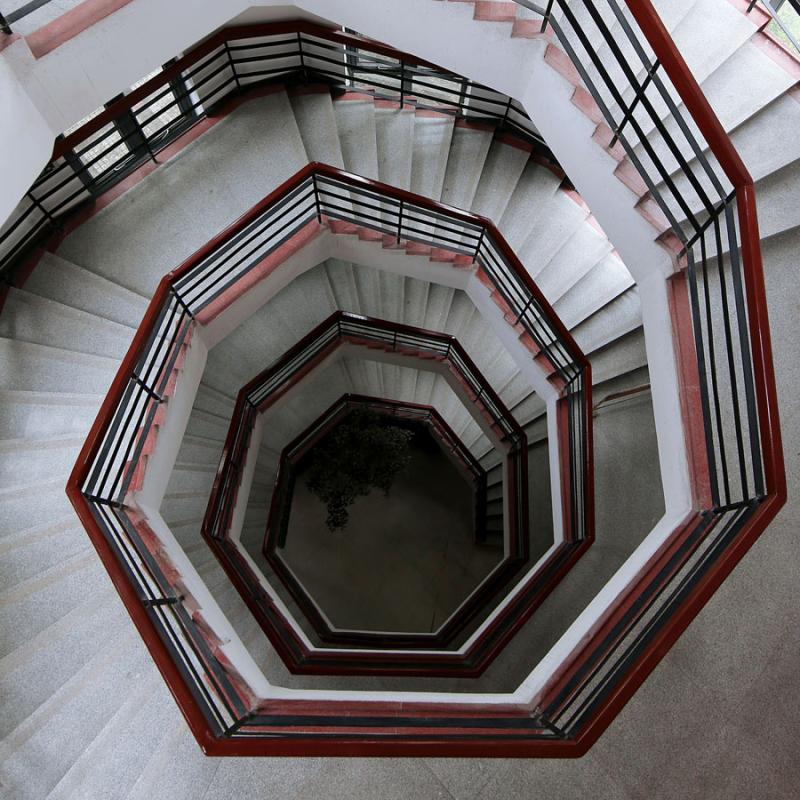 Li Zhenhui, an employee with an interior design company in Guangzhou, has shot photos of more than 400 sets of winding stairs in the city. (Photo by Li Zhenhui/for chinadaily.com.cn)

When placed side-by-side, the photos appear like a turning kaleidoscope.

The idea of shooting such structure was prompted by a friend who once displayed 30 images of winding stairs.

\