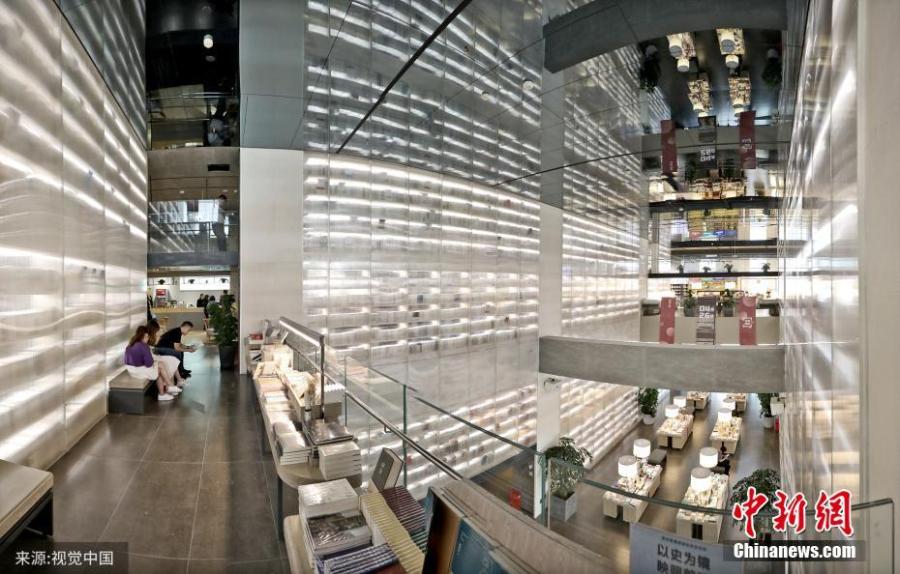 A bookstore featuring transparent bookcases in Xi’an, capital of Northwest China\'s Shaanxi province. Installed with three 12-meter-high such bookcases to show off reading materials, the bookstore offers customers an unique reading experience. (Photo/VCG)