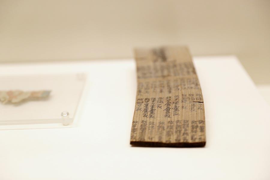 Gateway to the Silk Road is an exhibition of artifacts that offers visitors a glimpse into the variety ethnic cultures and of archaeological discoveries made in Gansu Province, in Northwest China. (Photo/China Daily)