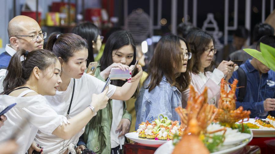 Visitors take pictures of dishes at the ongoing Taste of Hangzhou Asian Cuisine Festival. v
During the festival, Hangzhou, famous for its Longjing tea, will hold a tea culture dialogue forum, inviting major Asian tea-producing countries such as Japan, Sri Lanka and India to participate in dialogue and exchanges. The festival will also host a forum promoting traditional Chinese food culture.

Exhibitions on traditional Chinese tableware and Asian cuisines will also be held.