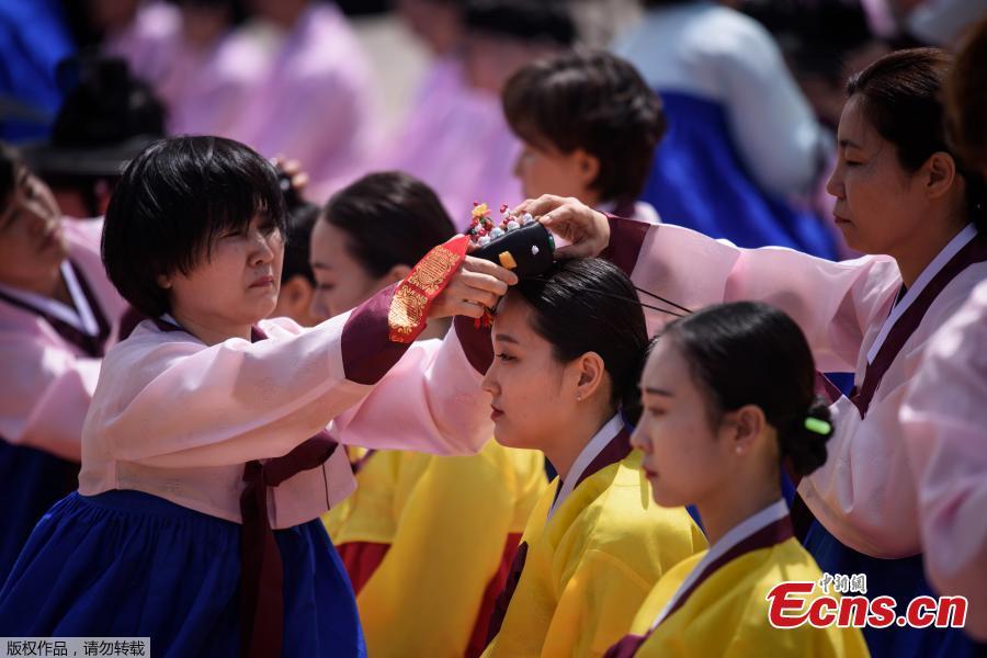 A participant recieves a traditional Korean flower cap during a traditional Coming-of-Age Day ceremony to mark adulthood at Namsan hanok village in Seoul on May 20, 2019. The ceremony marks the age of 19, at which a person is legally able to make life choices from voting, to drinking alcohol.(Photo/Agencies)