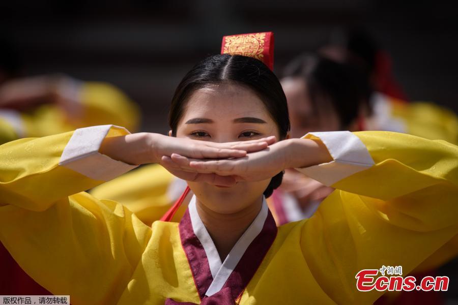 A young South Korean woman bows during a traditional Coming-of-Age Day ceremony to mark adulthood at Namsan hanok village in Seoul on May 20, 2019.  The ceremony marks the age of 19, at which a person is legally able to make life choices from voting, to drinking alcohol. (Photo/Agencies)