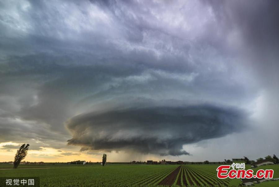 Electric-blue clouds hover above ploughed fields in Montagnana, Italy, taking on the shape of a spaceship, as a storm begins to develop. Photographer Marko Korosec, 37, said it was the most impressive formation he has ever seen in Europe after 20 years of chasing storms across the world. (Photo/VCG)
