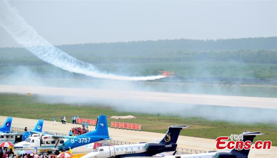 The 2019 World Fly-in Expo (WFE) featuring 560 aircrafts opened on May 18, 2019 in Wuhan, capital of central China\'s Hubei Province. The WFE, which runs until Wednesday, is hosted by the World Air Sports Federation. The Expo features aerial flight performance, aerial sports events, static exhibition and conference forum.The four-day event has attracted 560 aircrafts, with about 100 taking part in the exhibition, according to the organizers.(Photo: China News Service/Zhao Guangliang)