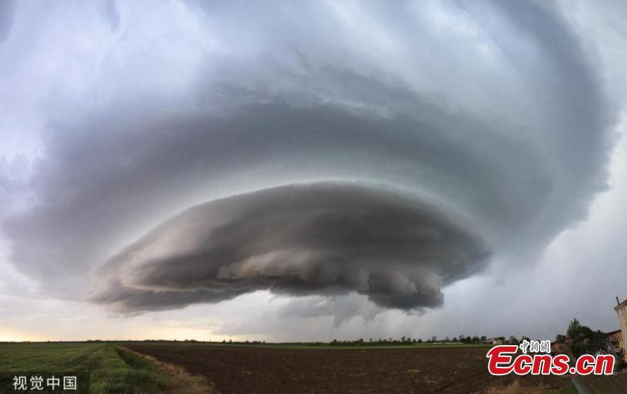 Electric-blue clouds hover above ploughed fields in Montagnana, Italy, taking on the shape of a spaceship, as a storm begins to develop. Photographer Marko Korosec, 37, said it was the most impressive formation he has ever seen in Europe after 20 years of chasing storms across the world. (Photo/VCG)