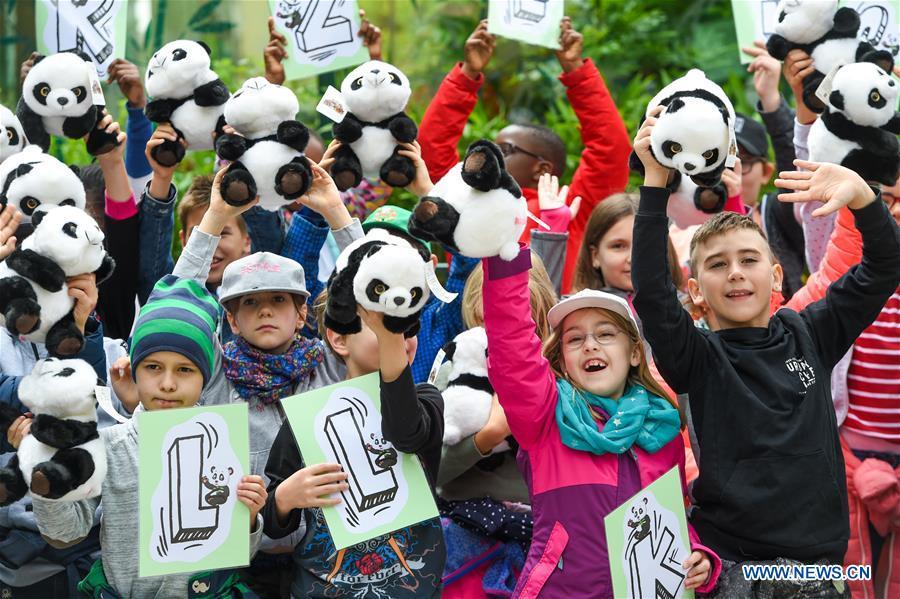 Children wave panda toys to welcome giant panda Yuan Yuan at the Schoenbrunn Zoo in Vienna, Austria, on May 20, 2019. Giant panda Yuan Yuan was officially handed over to the zoo in a grand ceremony on Monday morning. Yuan Yuan is a 19-year-old male who has been in Vienna since mid-April and quarantined for a month before visitors could take a look at him. (Xinhua/Guo Chen)