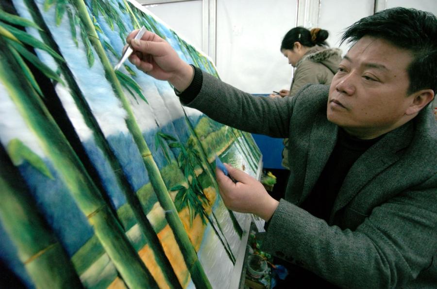 A file photo of artist Yuan Hongbin, 61, who can replicate almost any painting using cotton. (Photo/Xinhua)

Yuan Hongbin, 61, has a unique skill. He can replicate almost any painting using cotton. It matters not whether it\'s a Western oil painting such as The Death of Marat, or a traditional Chinese painting.

The artist, who used to work in a textile factory in the city of Ma\'anshan, Anhui Province, spent 10 years exploring a new way of painting inspired by his daily work with cotton.

The cotton paintings are formed by layering the cotton on canvas.

Without any kind of adhesive, Yuan can \