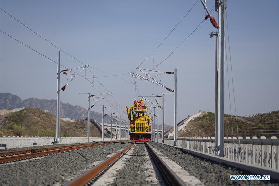 Staff members work at the construction site of the Xiahuayuan section of the Beijing-Zhangjiakou railway in north China\'s Hebei Province, May 7, 2019. (Xinhua/Xing Guangli)