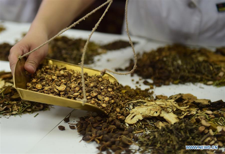 A staff member of Cangzhou People\'s Hospital fills prescriptions of Traditional Chinese Medicine for patients in Cangzhou, north China\'s Hebei Province, May 26, 2019. Traditional medicine originating from Traditional Chinese Medicine (TCM) has been incorporated into the 11th revision of the International Classification of Diseases (ICD), marking a major step for TCM\'s internationalization. The revision was approved Saturday at the 72 World Health Assembly being held in Geneva, Switzerland, according to China\'s National Administration of Traditional Chinese Medicine. (Xinhua/Fu Xinchun)