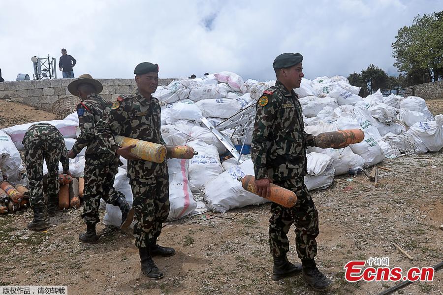 Nepali Army personnel collect waste from Mount Everest at Namche Bazar in Solukhumbu district on May 27, 2019, before it is transported to Kathmandu to be recycled. Some ten tonnes of garbage have been picked from Mount Everest and four bodies retrieved at the end of this year\'s climbing season, Nepalese authorities said on May 27.(Photo/Agencies)