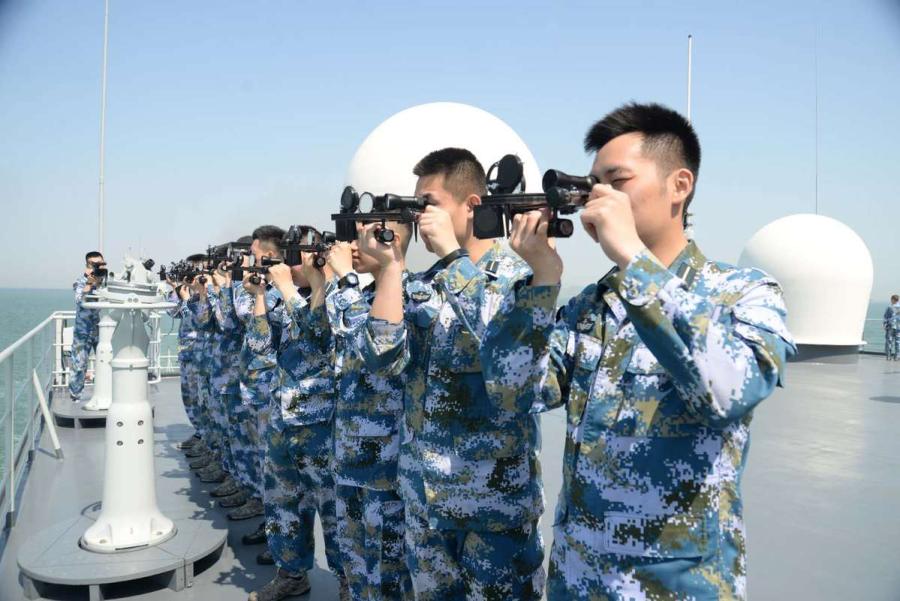 Cadets are practicing using a sextant for exploration and navigation.  (Photo provided to chinadaily.com.cn)