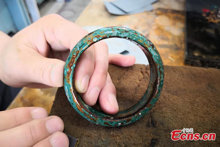 Students and teachers use traditional methods to make lacquerware at the Lanzhou Polytechnic College in Lanzhou City, Northwest China’s Gansu Province. The process of decorating a cup with layers of lacquer usually takes 20 days. Lacquerware refers to a variety of traditional crafts that have lacquer as their surface layer, sometimes with the addition of gold or silver sheets, eggshell, or other materials. (Photo: China News Service/Liu Yutao)