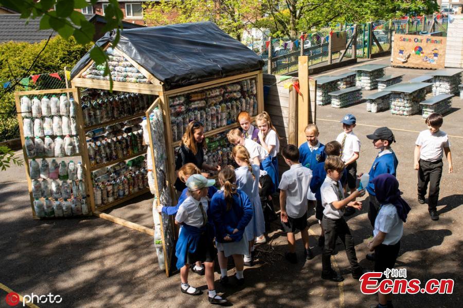 Kids at St Mary\'s RC Primary School enjoy a lesson in their recently built eco classroom made out of plastic bottles filled with plastic waste, also known as \'eco bricks\' in Lancashire, UK. These schoolkids have built their own CLASSROOM out of 3,000 plastic bottles. Pupils at St Mary’s RC Primary School in Accrington, Lancashire, turned two tonnes of recycled plastic into ‘eco bricks’ to build the environmentally friendly area. (Photo/IC)