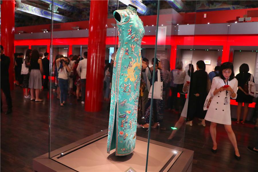 A qipao, which was once owned by Chinese fashion icon Oei Hui-lan, is part of the exhibits. (Photo provided to China Daily)

His team spent months scouring the warehouses of the Palace Museum searching for symbols of Chinese power such as an imperial robe owned by Emperor Qianlong (1711-99), a gold imperial seal and chaozhu-beads worn by high officials during ceremonies at the royal court.

\