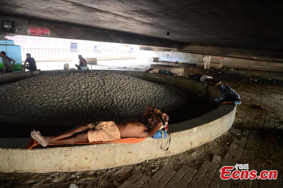 An Indian man rests under a bridge during a hot summer afternoon in Allahabad on June 2, 2019. Temperatures passed 50 degrees Celsius in northern India as an unrelenting heatwave triggered warnings of water shortages and heatstroke.(Photo/IC)