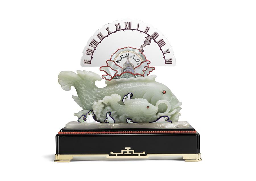 Carp clock with a retrograde hand made in 1925. (Photo provided to China Daily)
The Palace Museum and Cartier team up to host one of the cultural institution\'s largest shows on the theme of craftsmanship and restoration over the centuries.

For Wang Jin and Qi Haonan, two restorers of antique timepieces at the Palace Museum in Beijing, their months spent in quasi-seclusion in 2017 at a watchmaking studio in La Chaux-de-Fonds, Switzerland, was a crucial period of exploration.

They took six movements of timepieces dating back to the late 18th century to the mountainous town to work on their restoration with their counterparts from Cartier, the French jewelry and watch-making house. A documentary recording the project was released online last year.

The Palace Museum, which is also known as the Forbidden City, was China\'s imperial palace between 1420 and 1911.

\