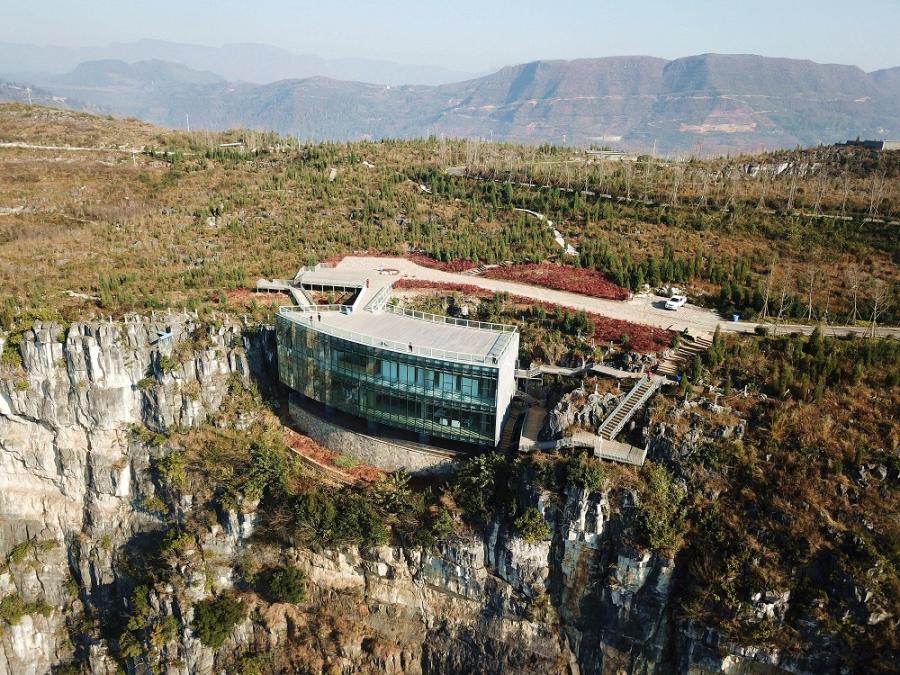 The Limestone Galleay perches on the side of the cliff, overlooking the incredible scenery of the valley.  (Photo by Liu Chaofu/for chinadaily.com.cn)