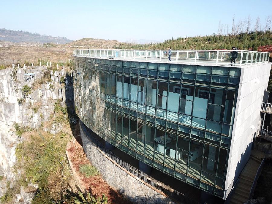 The Limestone Galleay has been built at the edge of a 165-meter-high cliff in Anlong county, Southwest China\'s Guizhou Province. (Photo by Liu Chaofu/for chinadaily.com.cn)

An art museum has been built at the edge of a 165-meter-high cliff in Anlong county, Southwest China\'s Guizhou Province. It is the first art museum, named Limestone Galleay, built at the top of a cliff in China.

Constructed on top of the cliff, the museum covers an interior area of 800 square meters and includes two exhibition floors, a meeting room and an outdoor sightseeing platform on the roof.

The museum features an arcade-like frontage and its exterior is a glass curtain wall that allows visitors to enjoy the scenery of the hill and valleys from the top.
