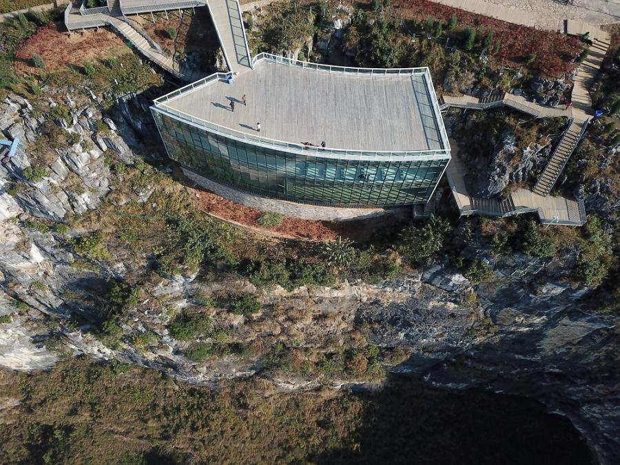 Seen from high above, the Limestone Galleay\'s location on the side of a cliff offers a spectacular view. (Photo by Liu Chaofu/for chinadaily.com.cn)