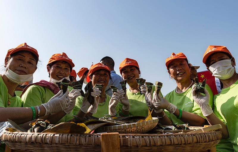After setting a new mark recognized by Guinness World Records, people hold up their zongzi in Central China\'s Hubei Province, June 3, 2019.  (Photo Provided to chinadaily.com.cn)

They used 2,000 kilograms of glutinous rice, 40,000 reed leaves, and 600 kg of orange sauce, resulting in more than 16,400 zongzi. Filling zongzi with orange sauce is a local custom in the county, known for producing naval oranges.

Chinese people eat zongzi as a traditional snack during the Dragon Boat Festival, also called the Duanwu Festival, a holiday celebrated on the fifth day of the fifth month on the Chinese lunar calendar. This year, the festival falls on June 7.