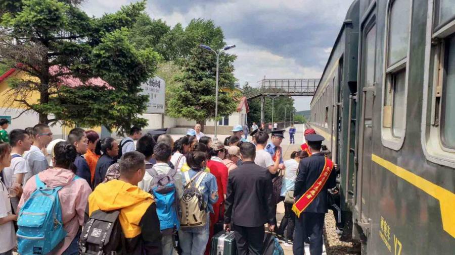 Students get on the train from Dayangshu to Alihe on Wednesday. (Photo provided to chinadaily.com.cn)