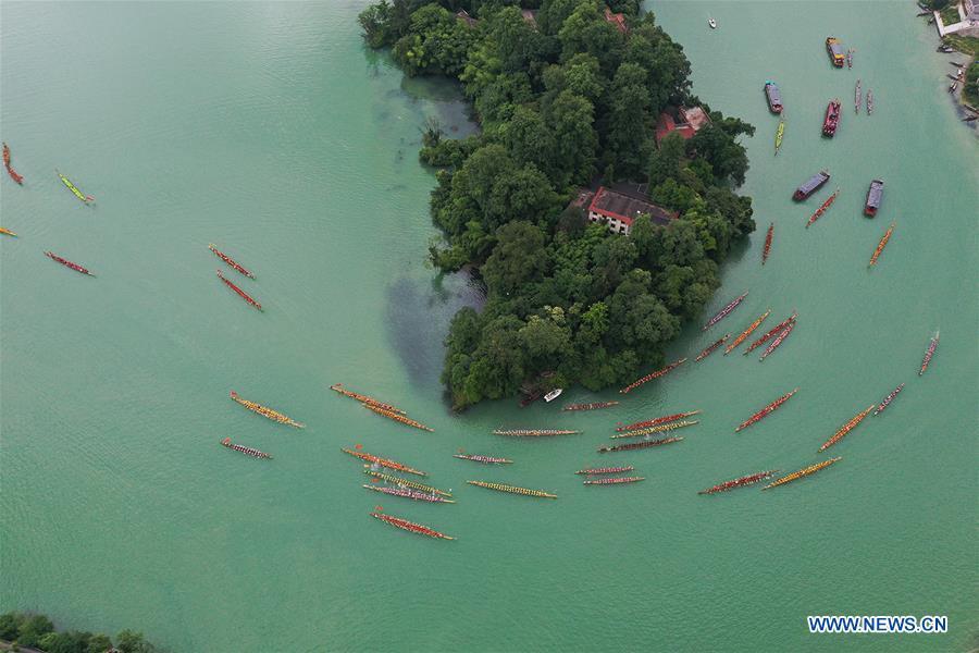 Aerial photo shows people participating in a dragon boat race in Jinjiang River in Tongren City, southwest China\'s Guizhou Province, June 5, 2019. A dragon boat championship was held in Tongren on Wednesday to celebrate the upcoming Dragon Boat Festival, which falls on June 7 this year. (Xinhua/Wu Weidong)