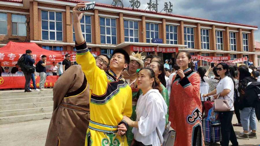 A senior student, his classmates and teacher pose for a photo at the Dayangshu town railway station before departure on Wednesday. (Photo provided to chinadaily.com.cn)
A special train carrying more than 500 senior students arrived at Alihe, a town on the border of Inner Mongolia autonomous region and Heilongjiang province, on Wednesday afternoon. 

Starting from Dayangshu town, the service has run each year since 2003, transporting students to their nearest test center for the national college entrance examination, known as the gaokao.

Dayangshu lies in the southern part of Inner Mongolia\'s Greater Hinggan mountain range and is inhabited largely by people from the Oroqen, Daur and Ewenki ethnic groups. 

The town is too small for its own test center, so students travel to Alihe for the exam, which this year starts on Friday.