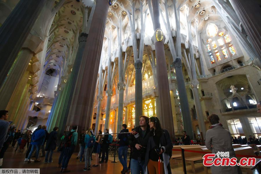 La Sagrada Familia Basilica, which has been under construction in Spain\'s northeastern city of Barcelona for the last 137 years, has finally been granted a building permit. The Spanish seaside city council awarded the license to a committee in charge of finishing construction of the Catholic temple for $5.2 million. (Photo/Agencies)